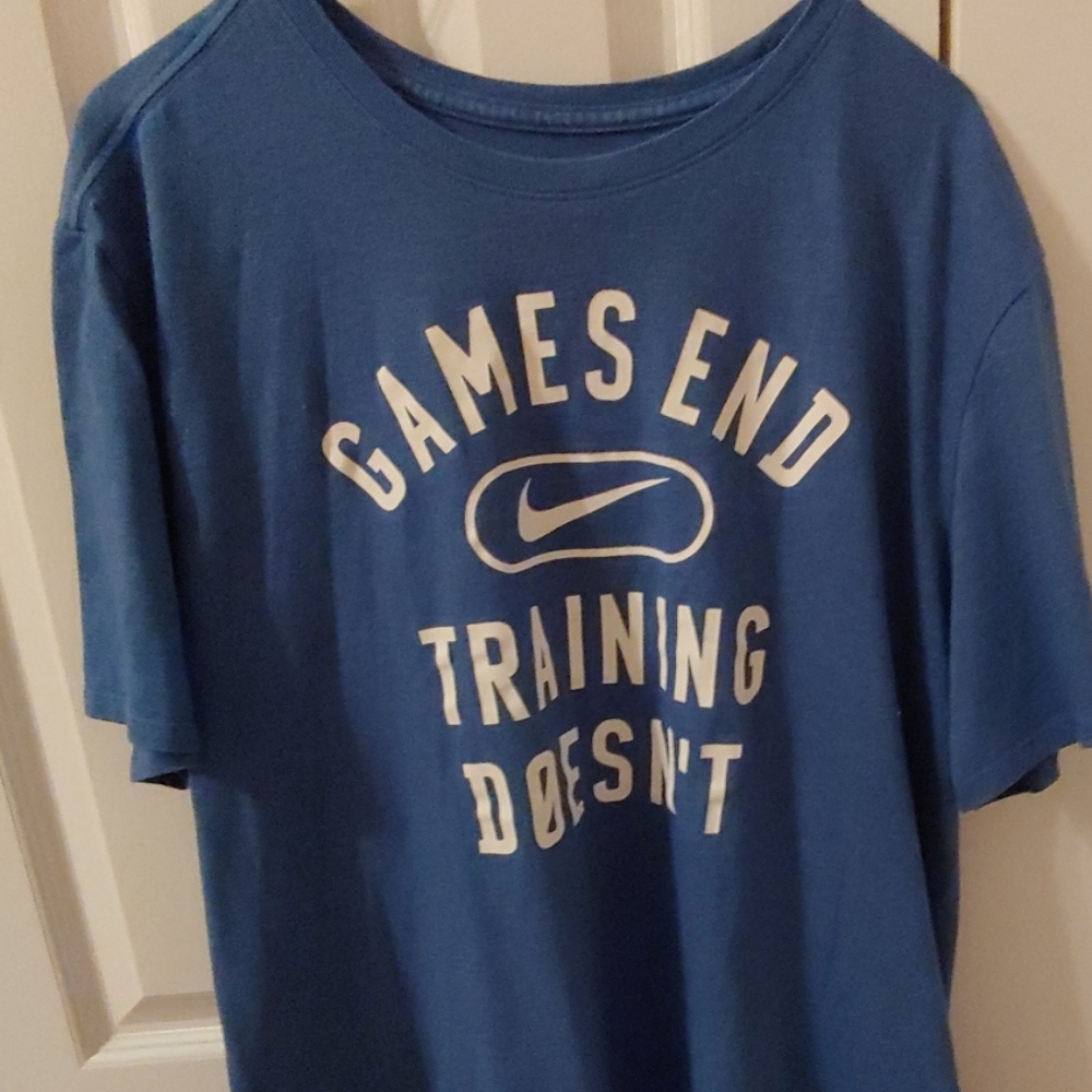 The Nike Tee Mens Short Sleeve T Shirt. Size XL.